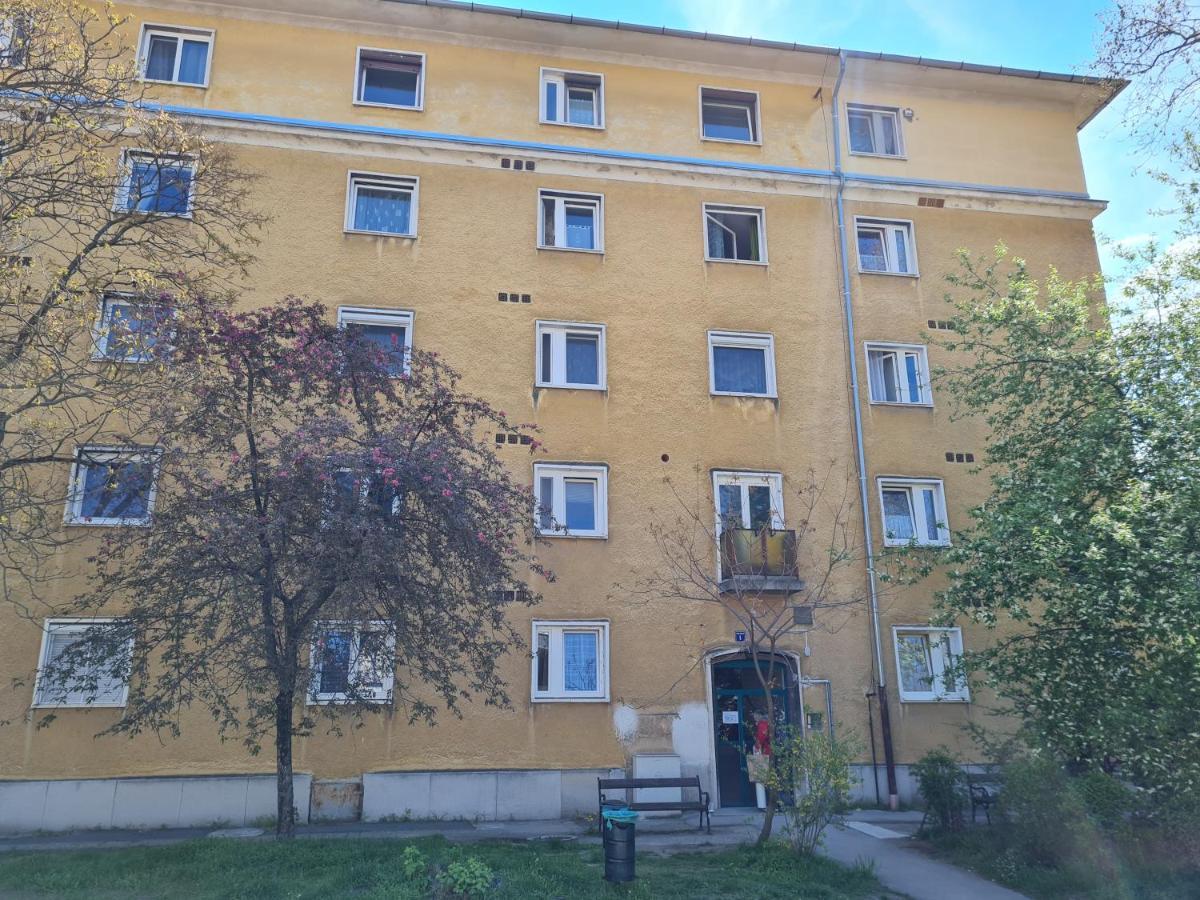 Tatabanya Ujvarosi Lakas Экстерьер фото